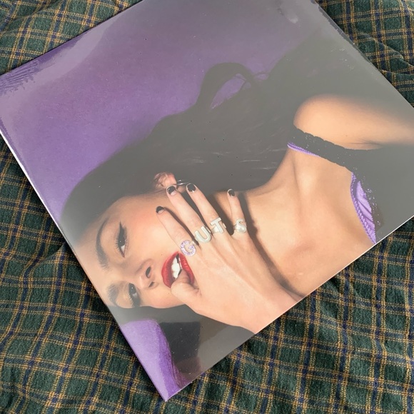 Olivia Rodrigo Black Vinyl w/ Signed Insert - Picture 1 of 4